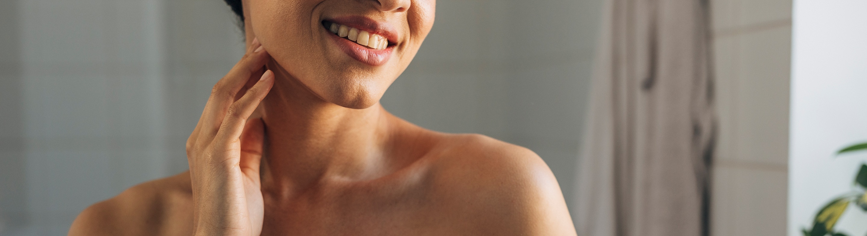 Mujer conociendo su tipo de piel para cuidarla adecuadamente