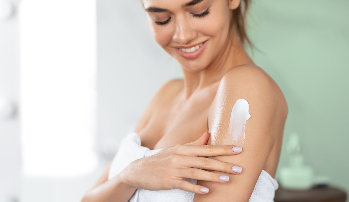 Mujer en baño usando palmolive, para cuidado de la piel