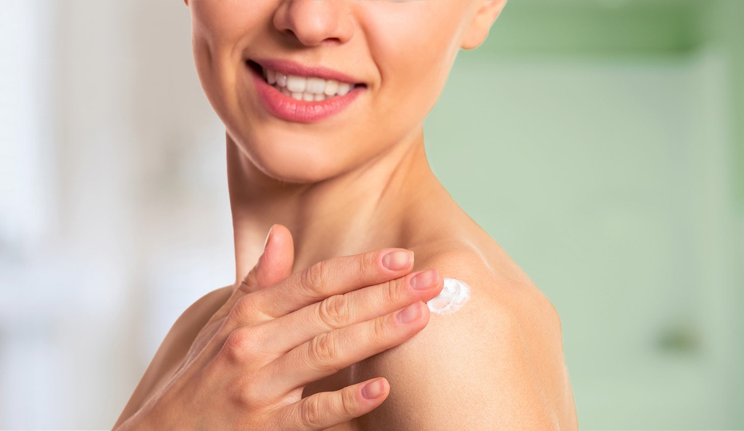 Mujer aplicándose crema