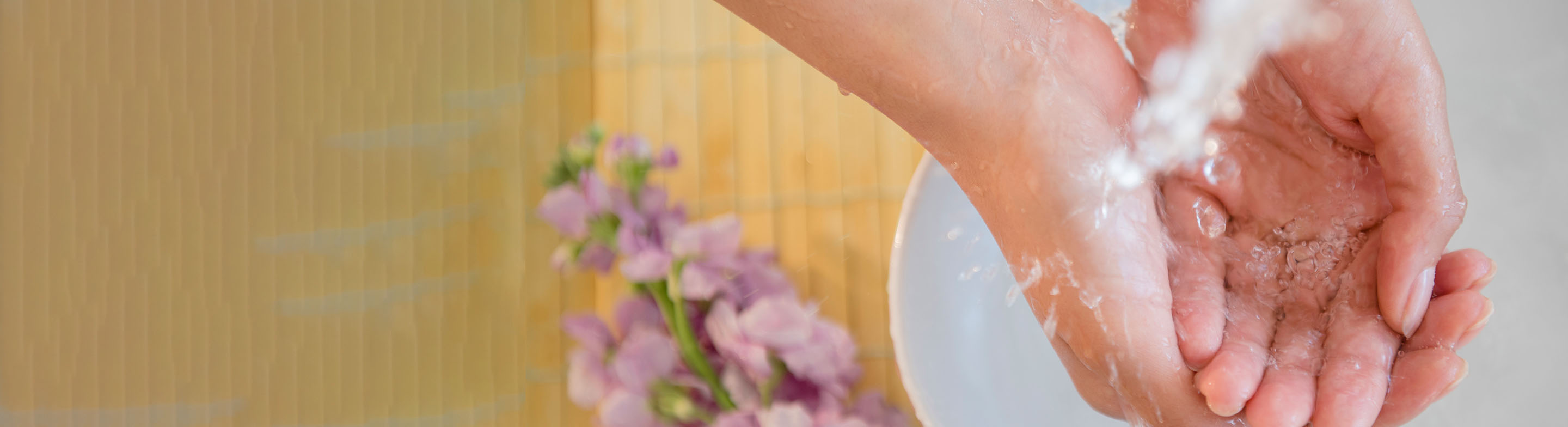 Mujer lavándose las manos