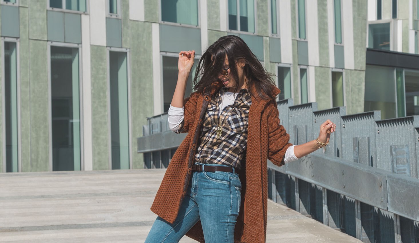 Mujer luciendo su estilo de moda