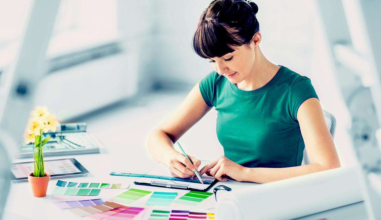 Mujer realizando actividades creativas