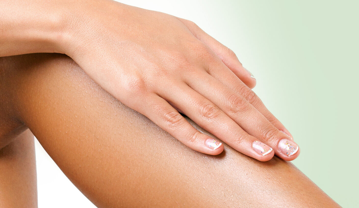 Mano de mujer sobre su pierna