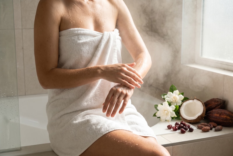 Rutina de baño revitalizante para consentir la piel después de usar exfoliantes caseros naturales