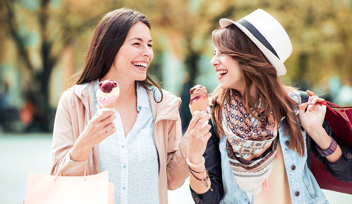 Dos amigas comiendo helado