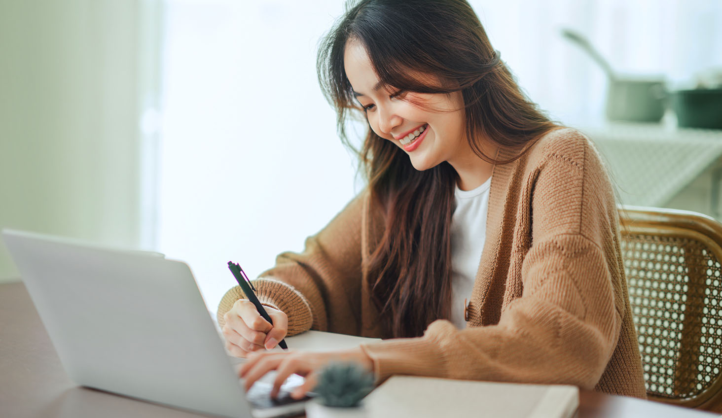 Mujer aprendiendo algo nuevo, mirando un computador