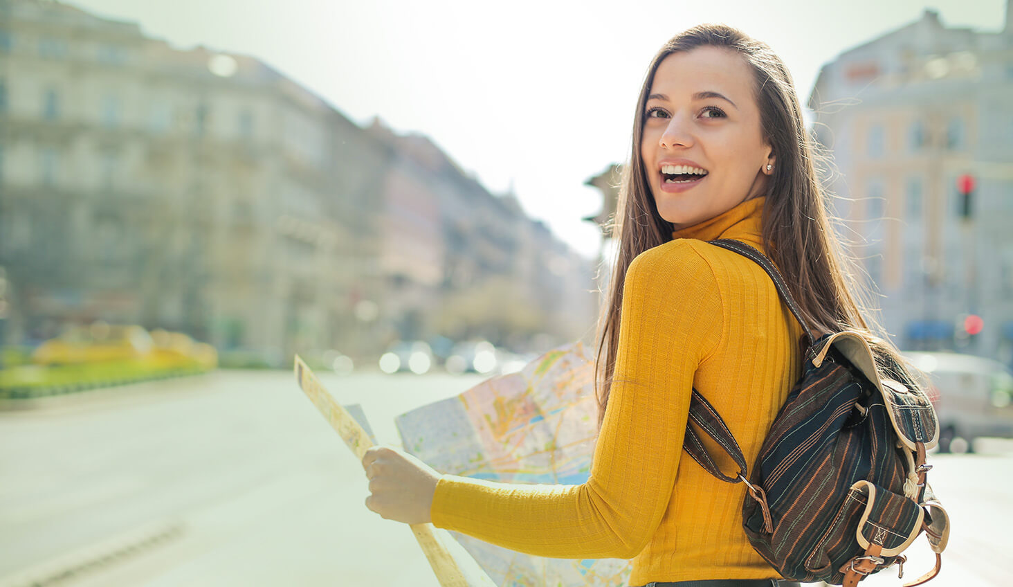 Mujer guiándose con un mapa durante viaje