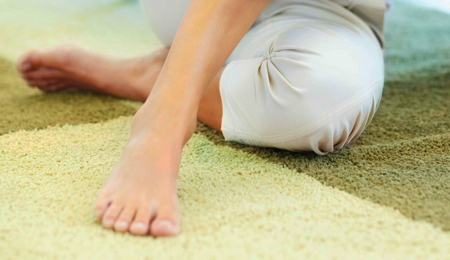 Pies relajados sobre una alfombra