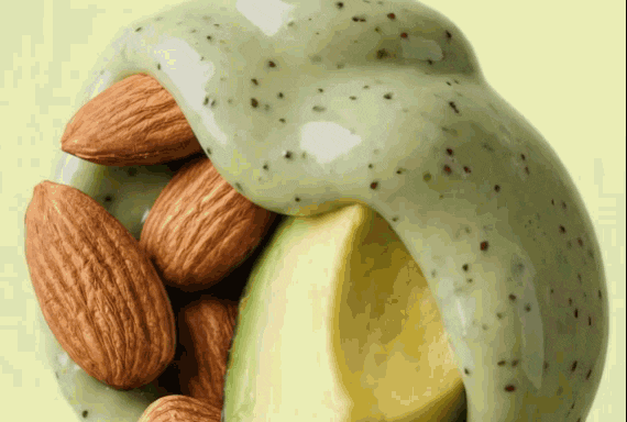 Ingredientes de aguacate, almendra y leche