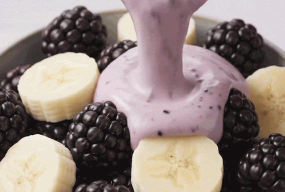 Ingredientes de berries, banana y yoghurt
