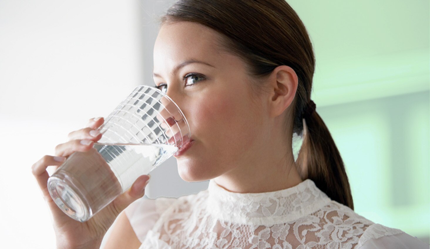 Mujer bebiendo agua 