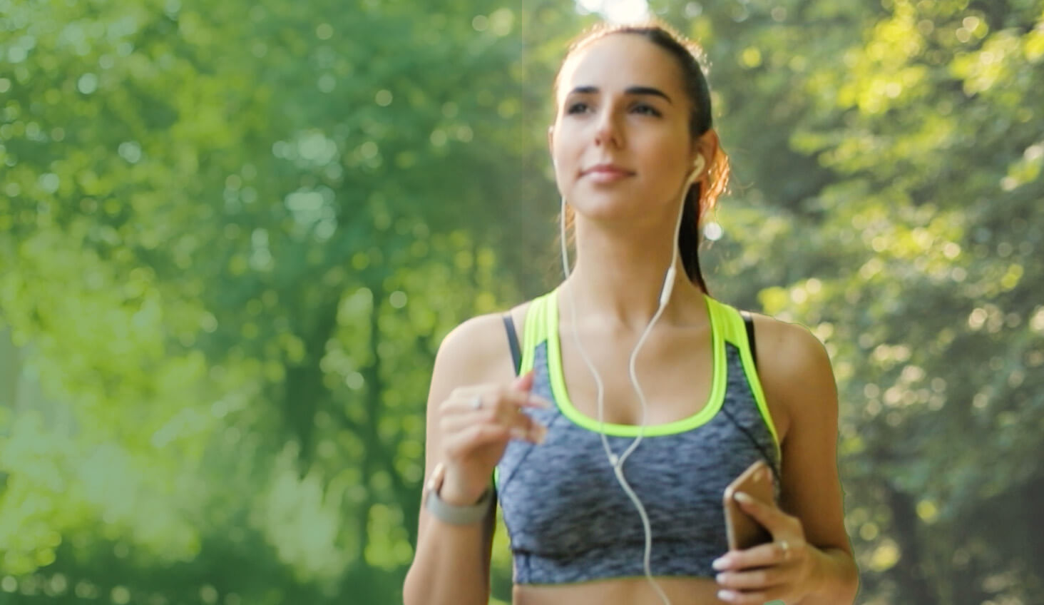 Mujer trotando al aire libre