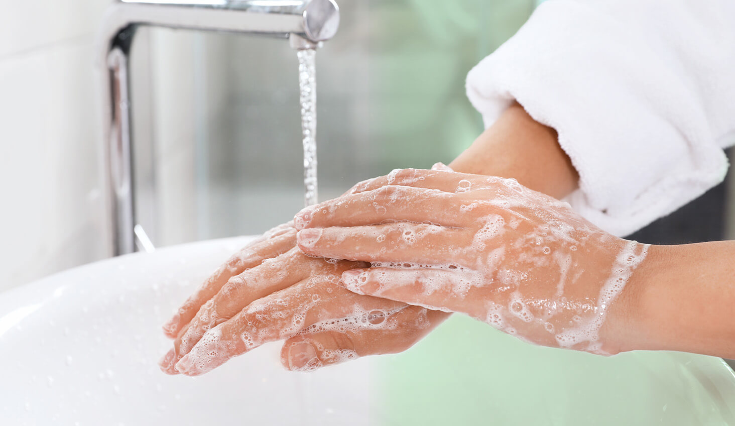 Mujer lavando sus manos, nutrición de la piel
