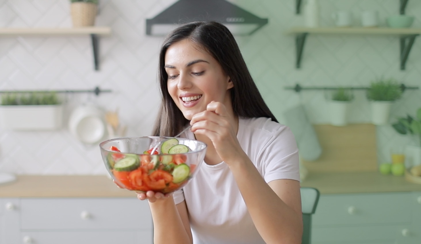 Mujer comiendo bowl de ensalada, para la nutrición de la piel