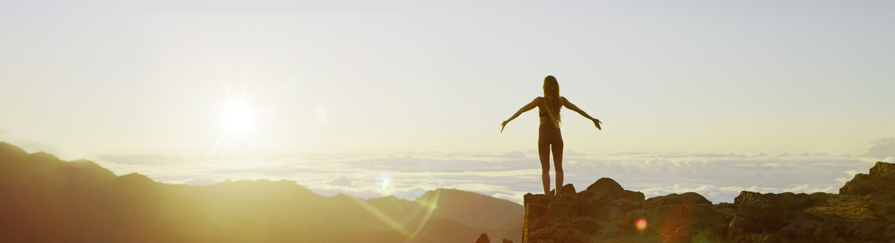 Mujer mirando al horizonte, nutrición emocional