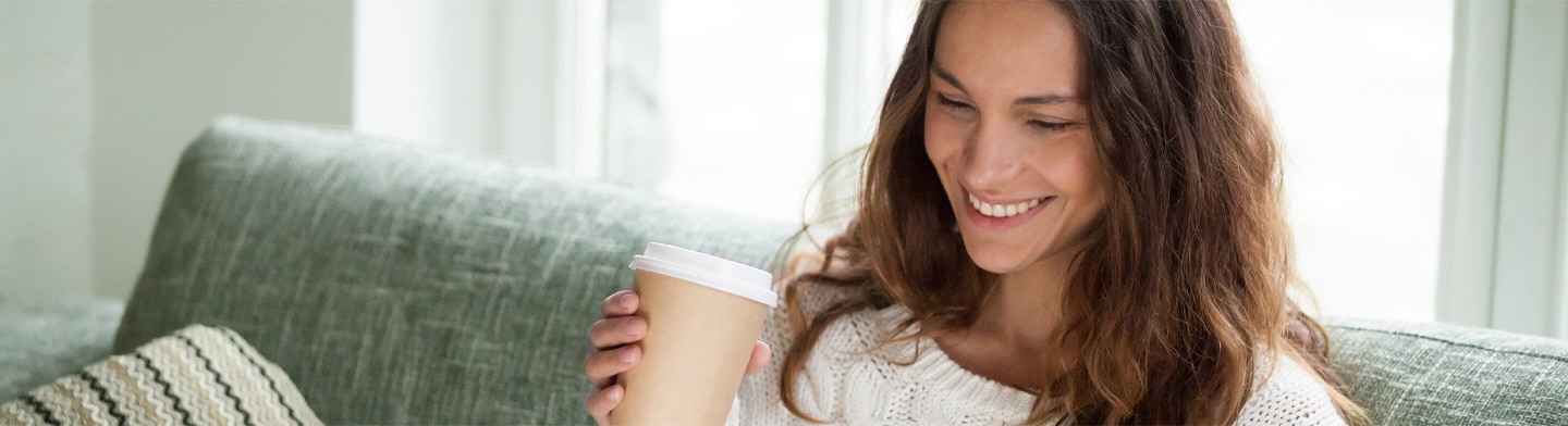 Relajarse después del trabajo, mujer tomando un café