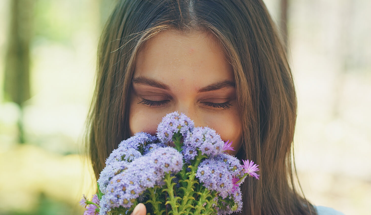 Mujer percibiendo aromas naturales