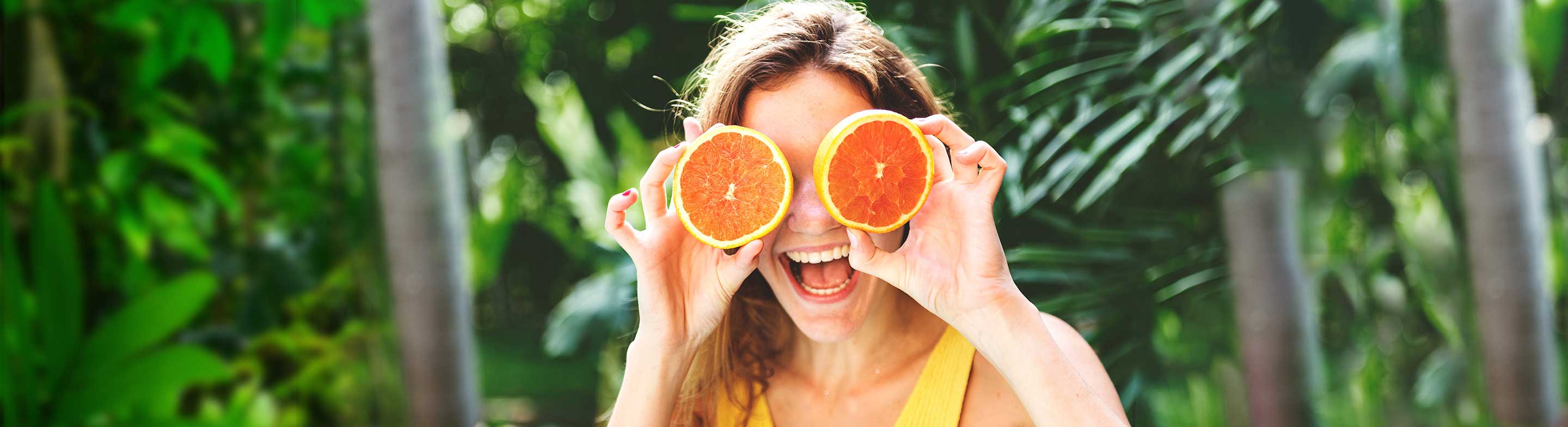  Mujer sonriendo, frutas benéficas para la piel 