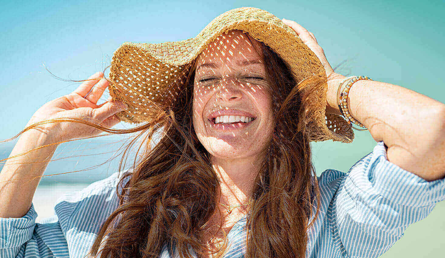 Mujer sonriendo en un día soleado