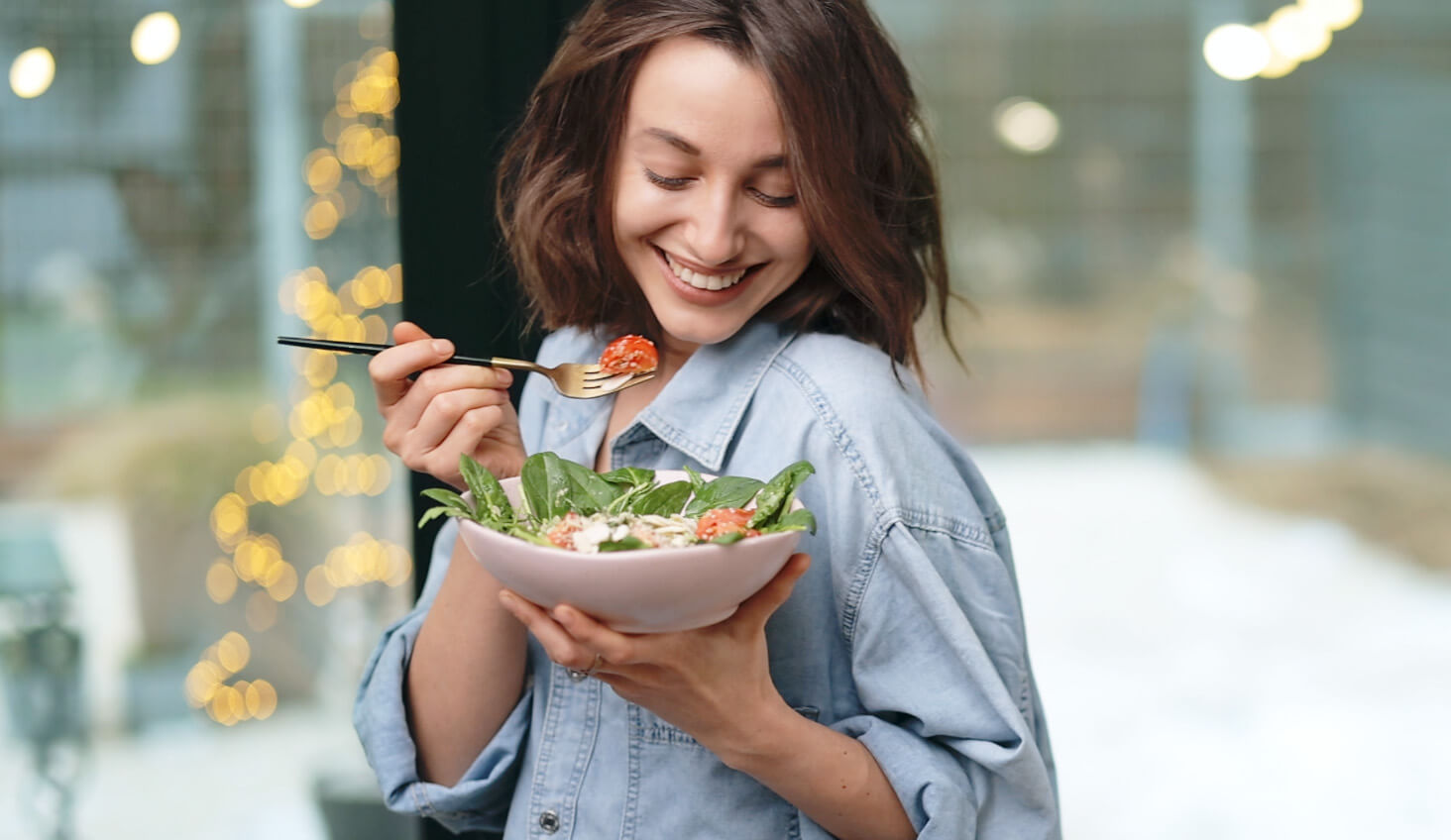 Mujer disfrutando comiendo una ensalada