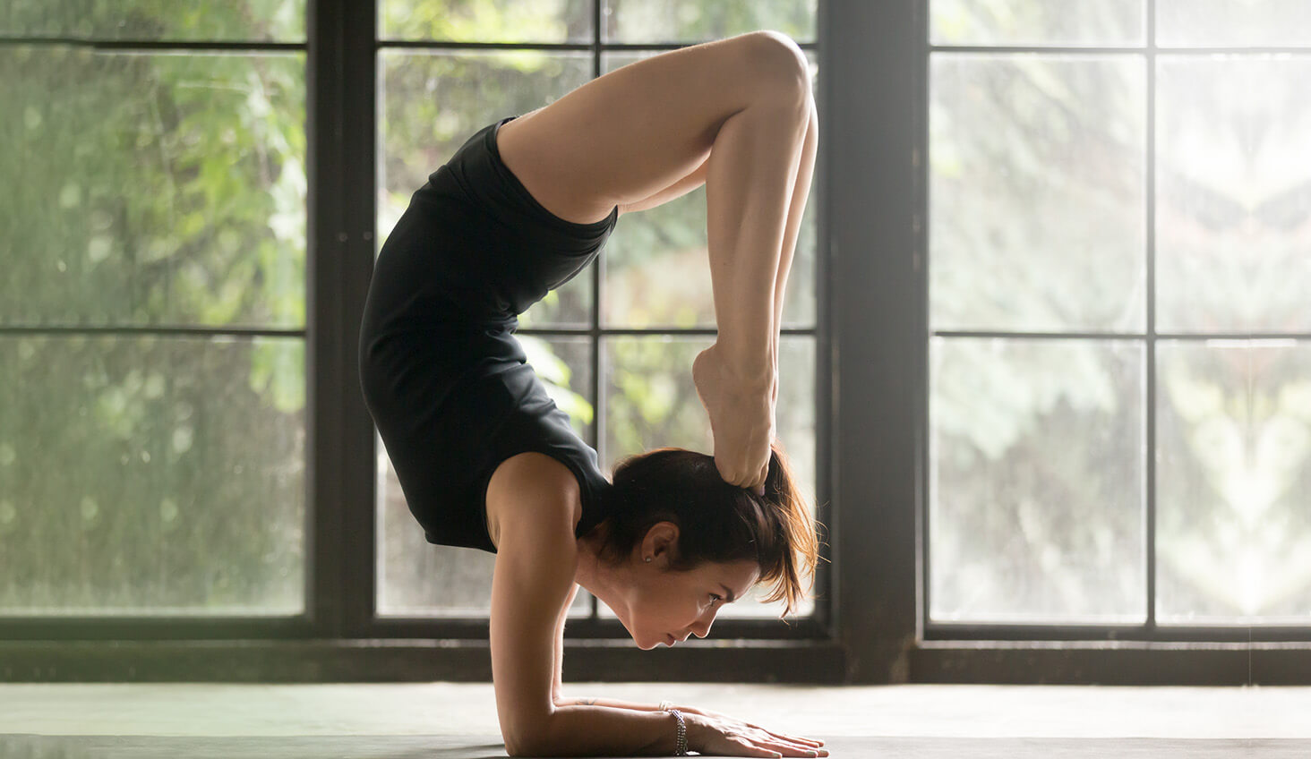 Mujer haciendo yoga