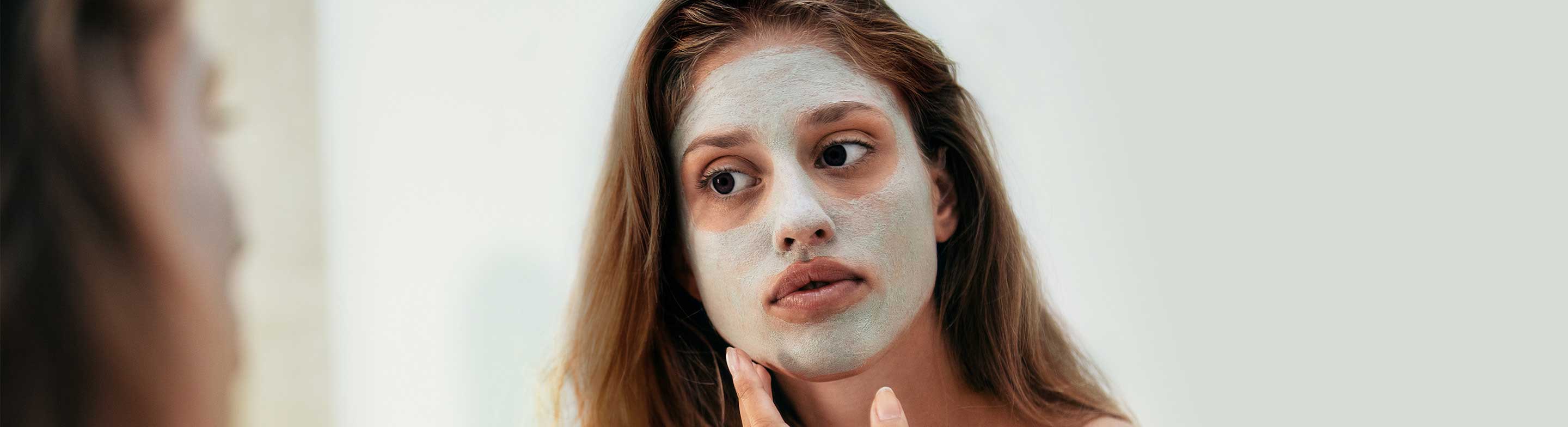 Mujer con mascarilla facial casera