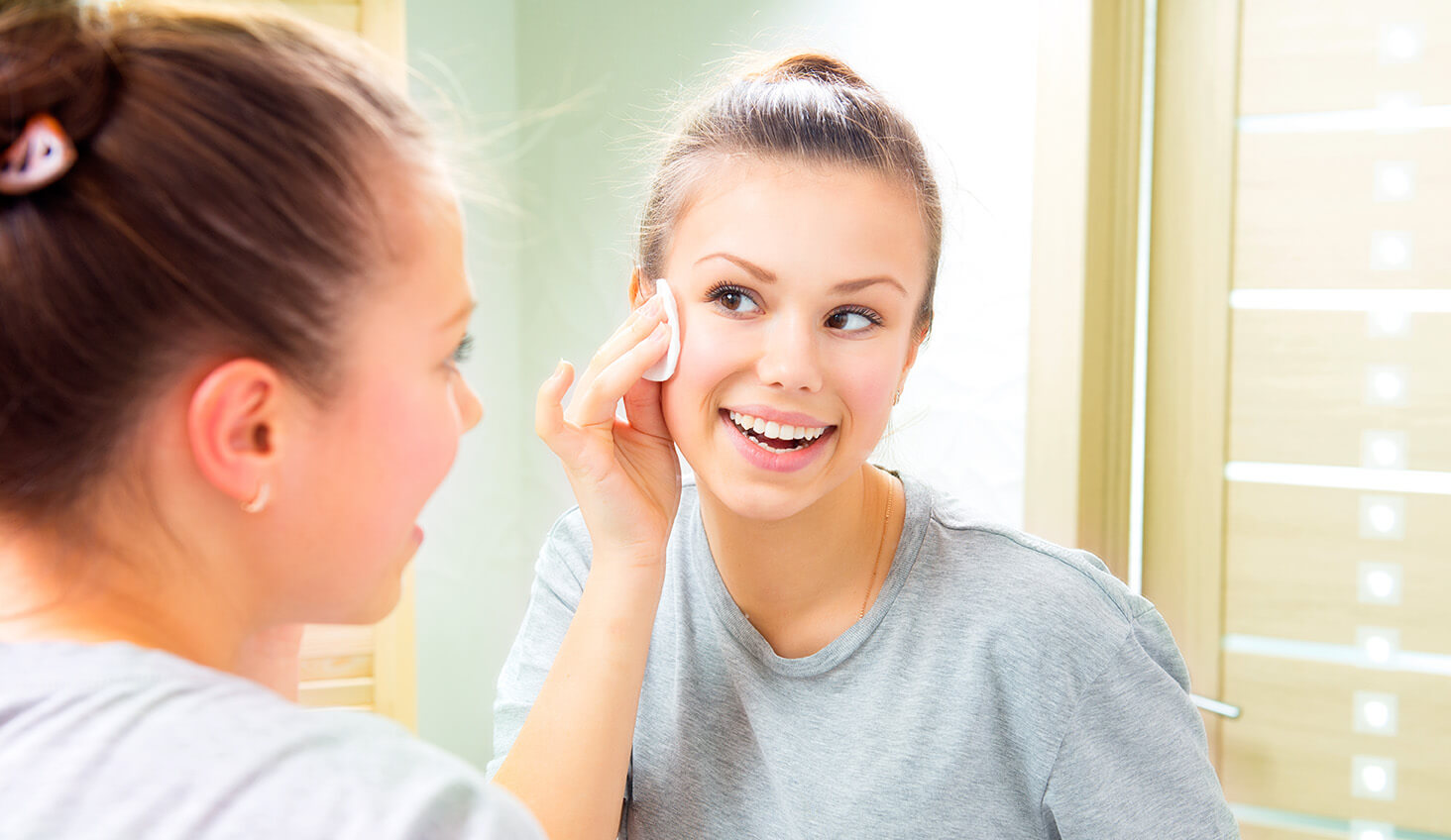 Continúa con la limpieza facial