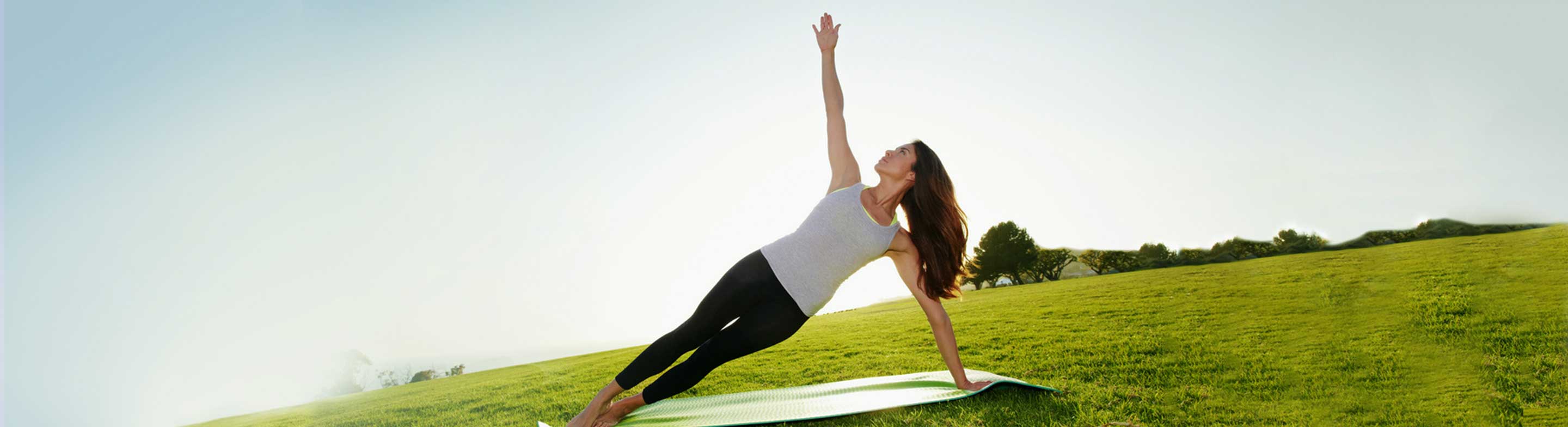 Mujer realizando ejercicios sencillos para recuperar energía